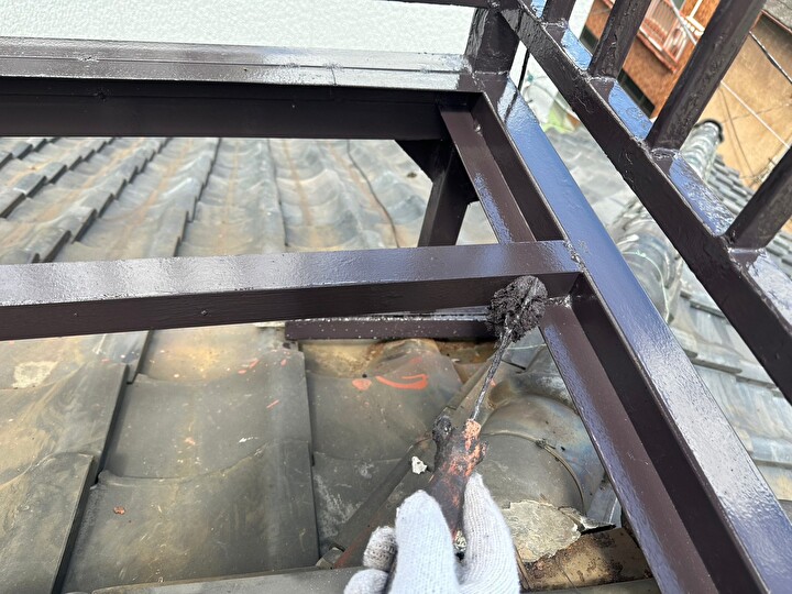 エスケー化研のクリーンマイルドウレタンを使用した上塗り作業風景