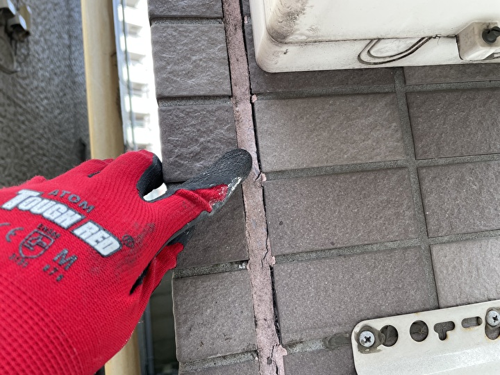 シーリング接着面の剥離や表面のひび割れの症状