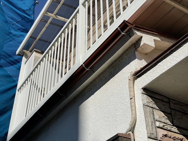 葛飾区立石にて雨樋の歪みが発生！デンカ丸樋を使用し交換工事をおこないました！