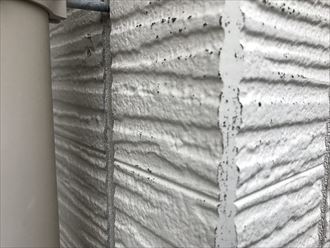 北区上中里で外壁塗装工事を検討中のお客様のお住まいを点検調査、軒天の水染みが濃く出ておりました