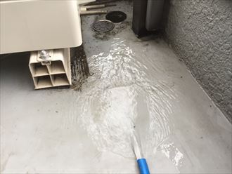 葛飾区新小岩で築35年のお宅の１階窓枠から雨漏りが発生！散水試験を実施しました