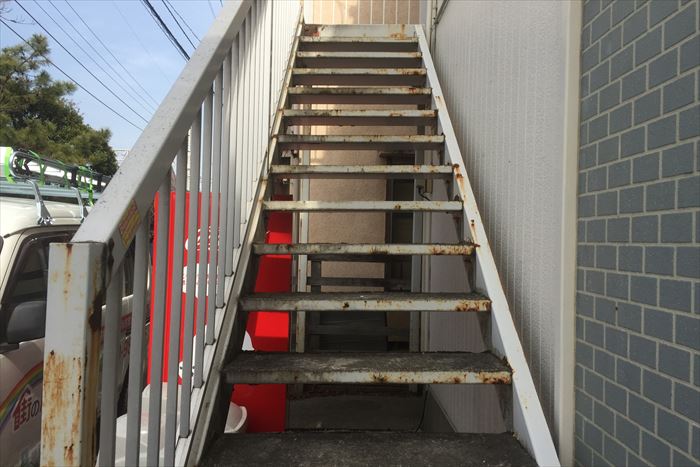 葛飾区新小岩でアパートの鉄製階段のお手入れについてご相談を受け現地調査を行いました