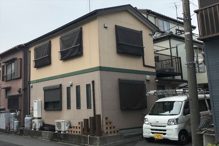 江戸川区西瑞江で屋根外壁塗装工事、外壁はパーフェクトトップを使用し、上（ND-281）と下（15-40D）で2色に分けて施工致しました