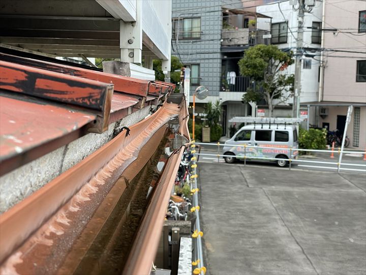葛飾区立石にて雨樋の歪みが発生！デンカ丸樋を使用し交換工事をおこないました！