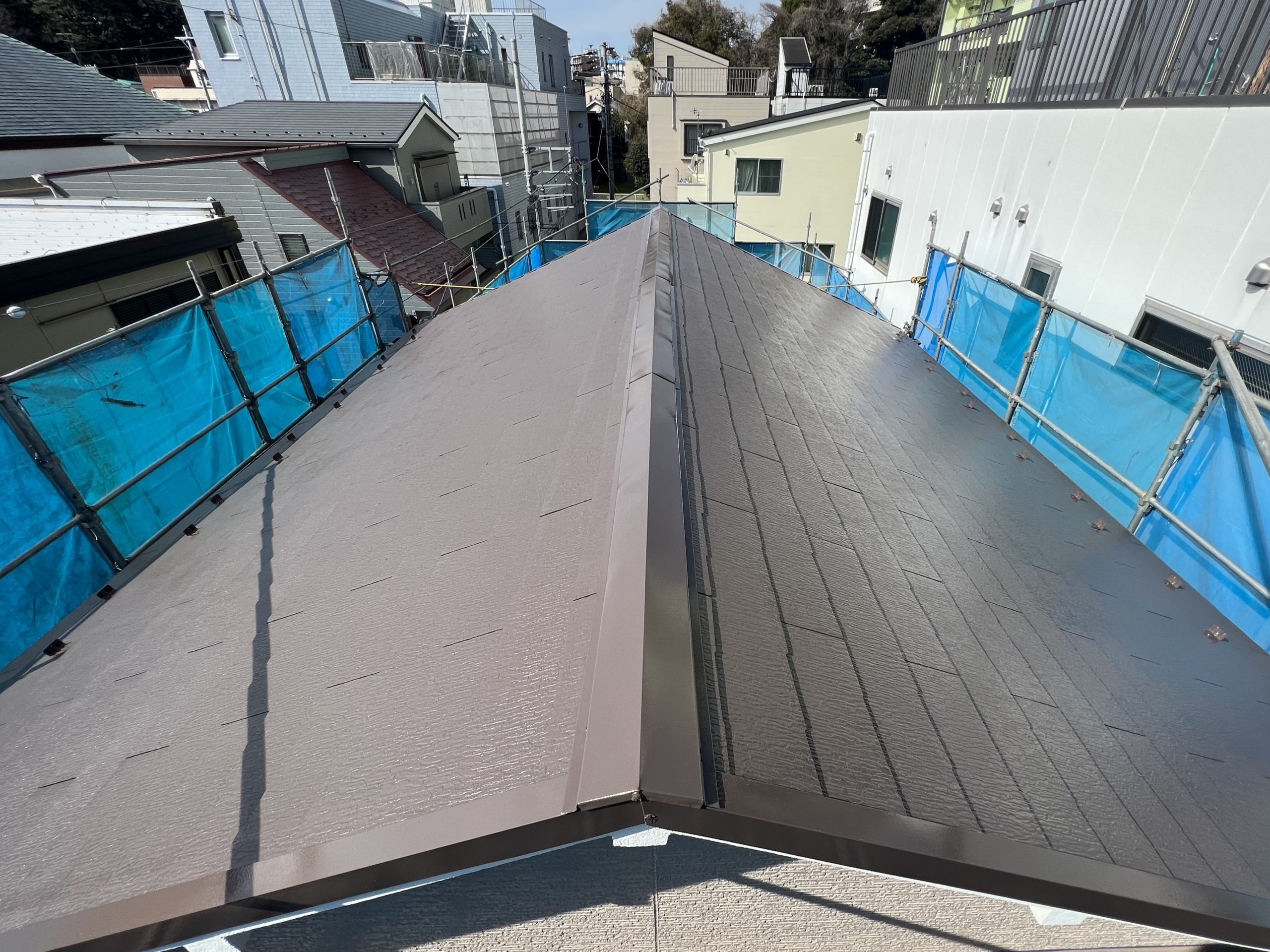 台東区池之端にてラジカル制御形塗料のファインパーフェクトベスト（ジェノバブラウン）を使用した屋根塗装工事を適正価格で行いました(^^ゞ