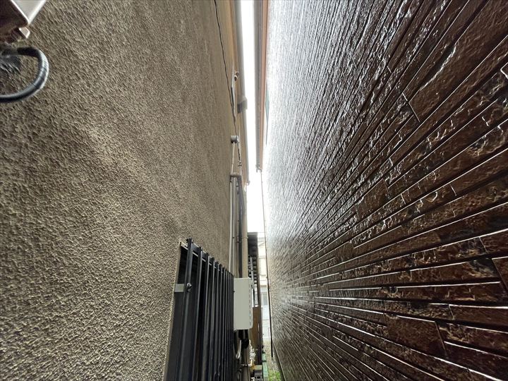 狭小地に建つ住まいでも安心して行えるモルタル外壁塗装工事のご提案！