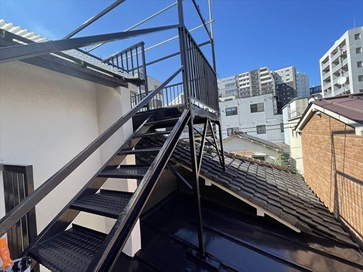 台東区三ノ輪にてクリーンマイルドウレタン（SR-423）を用いた鉄部補修・塗装工事を行いました