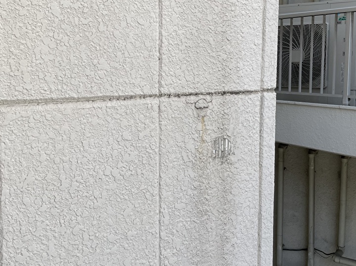外壁の一部にクラック（ひび割れ）が発生した状態