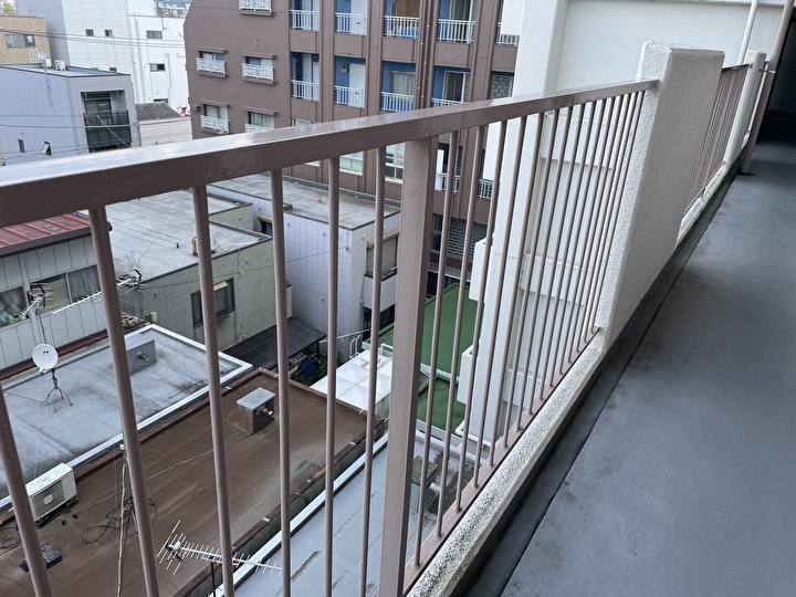 廊下に設置されている手摺の状態