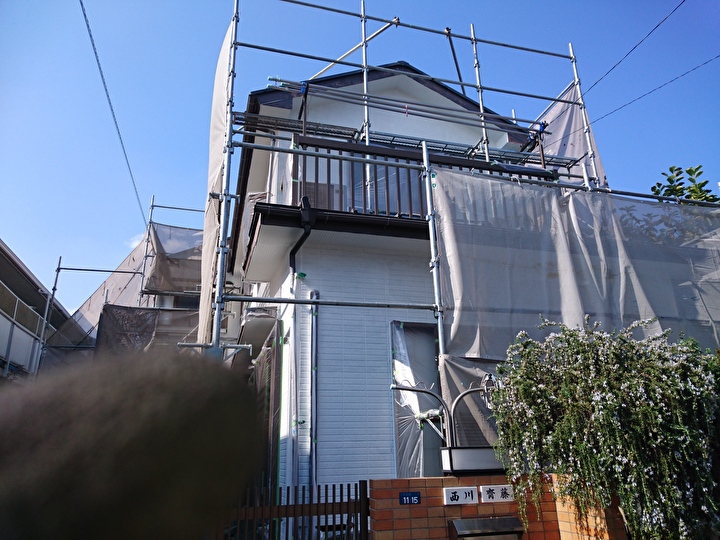 屋根塗装前のお住まい