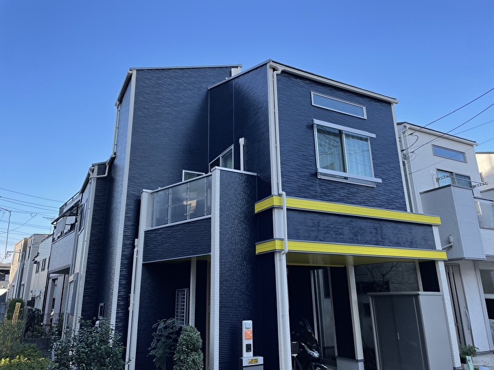 屋根と外壁塗装工事が完工した住居