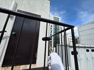 クリーンマイルドウレタンを使用して手摺を上塗り