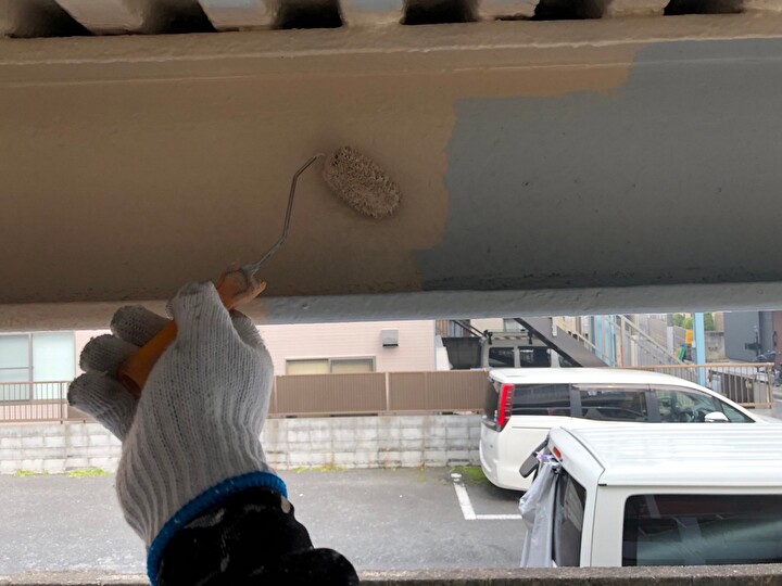 エスケー化研のクリーンマイルドウレタンを用いた塗装作業の風景