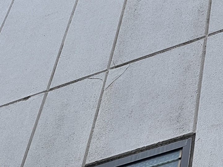 外壁にはクラック（ひび割れ）