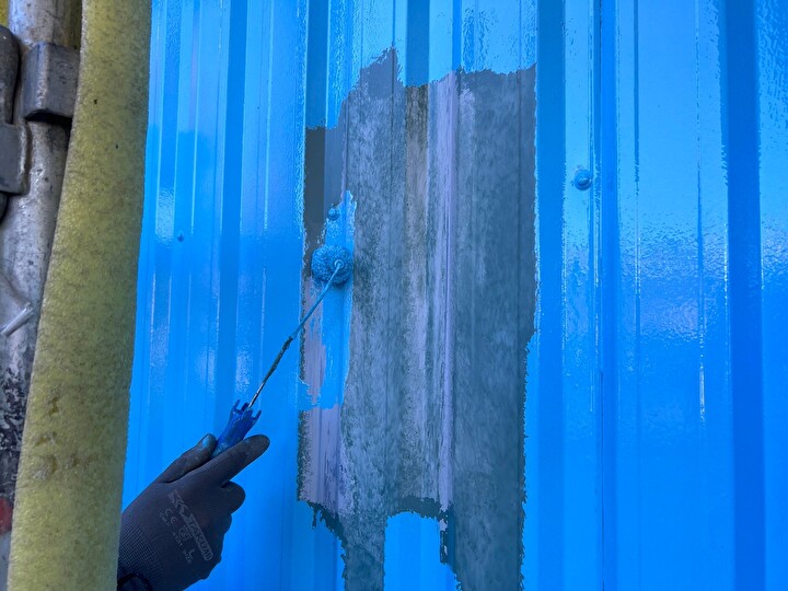 エスケー化研のクリーンマイルドシリコンを用いた中塗り作業