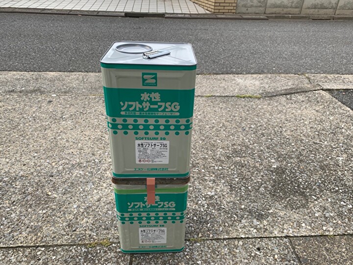 下塗り材にはエスケー化研の水性ソフトサーフを使用