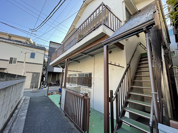 1階部分に鉄骨階段や門扉等を設置した住宅