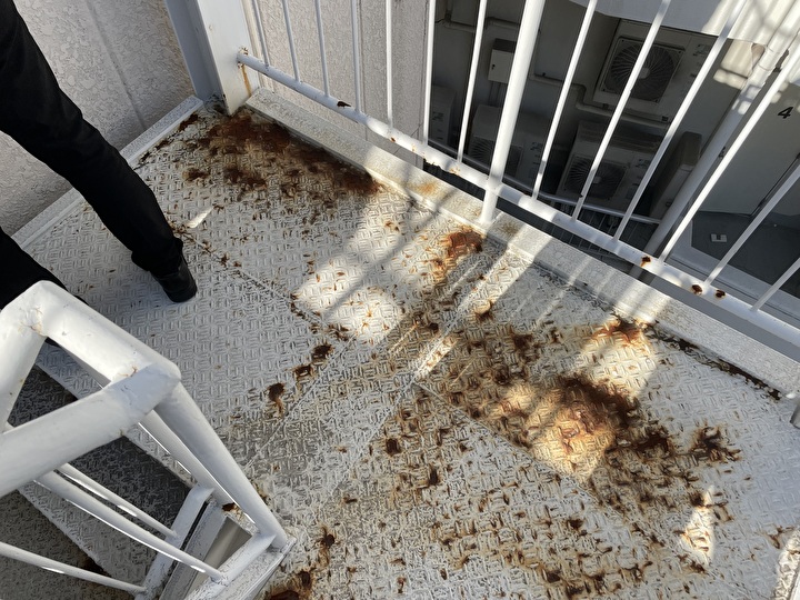 鉄骨階段の踊り場に錆の発生や塗装の剥がれが発生