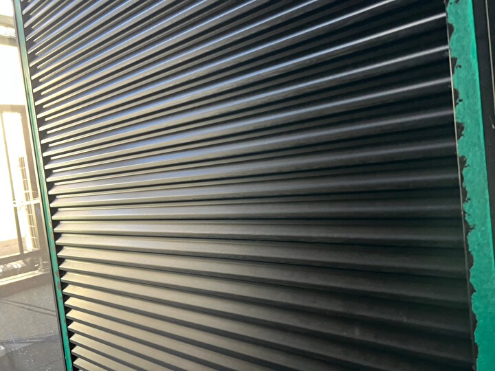 雨戸や出窓の天場など鉄部の塗装風景