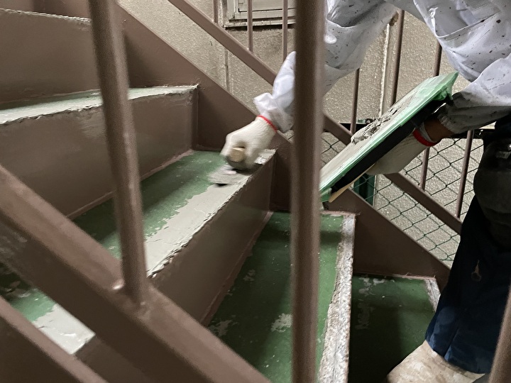 樹脂モルタルを使用し不陸調整を実施