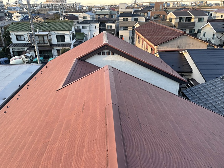 江戸川区平井にてアーモンドレッドのエコクールスマイルFを用いた屋根塗装工事を行いました