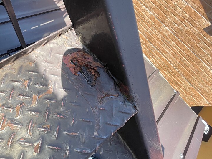 鉄の腐食が進行している鉄骨階段