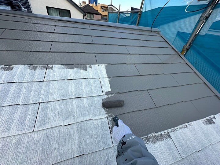エスケー化研のエスケープレミアム無機ルーフを使った中塗り上塗り作業