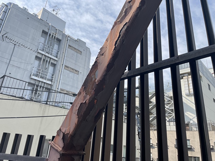 鉄骨や手すりでは塗装が剥がれ鉄部に錆の発生