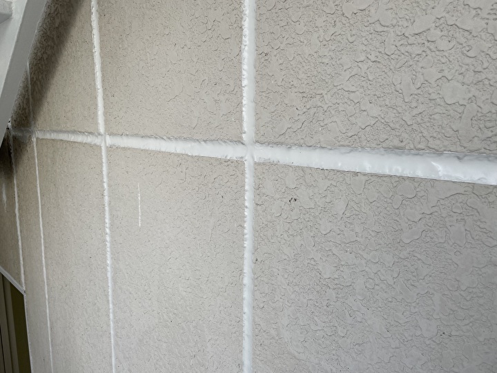 ALC外壁へのシーリング作業完了