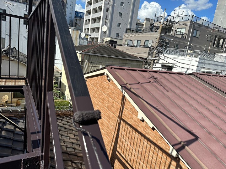 エスケー化研のクリーンマイルドウレタンを使用した中塗り作業風景