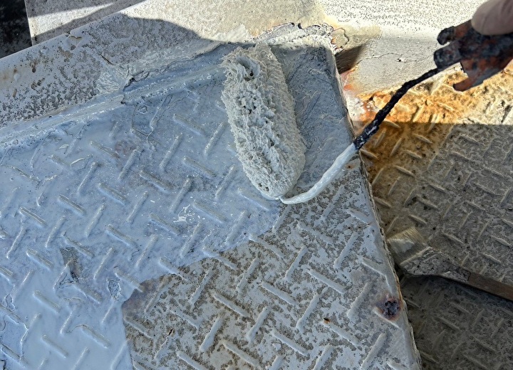 エスケー化研のサビフィックスの塗装風景