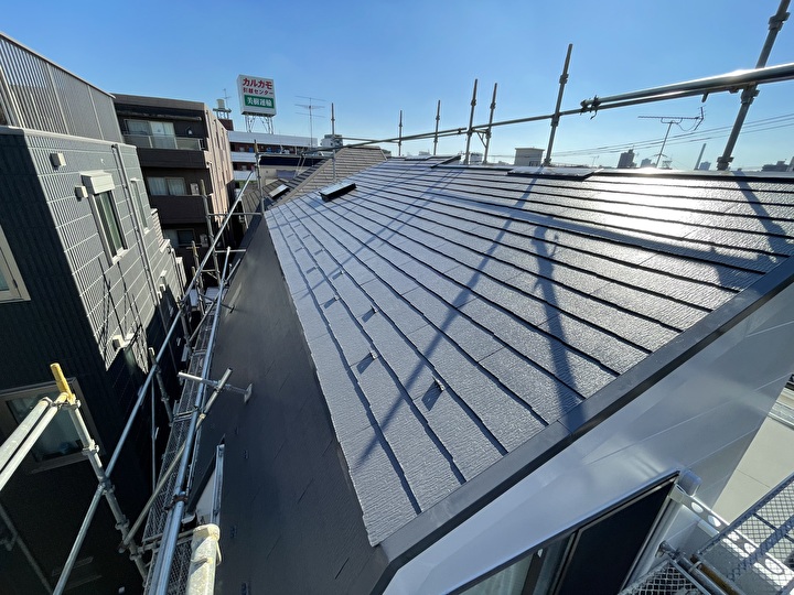 ヤネフレッシュFを用いた屋根塗装工事の施工が完了した住宅