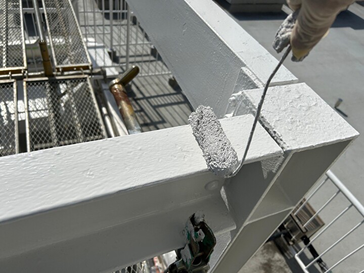 エスケー化研のクリーンマイルドフッ素（N-87）を使用した鉄骨への塗装風景