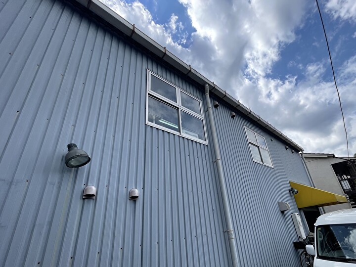 倉庫の外壁は全体的に表面塗装の色褪せが発生