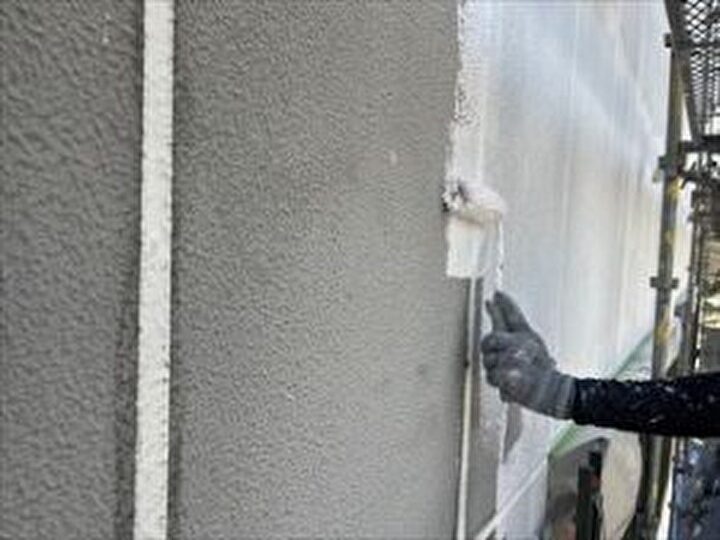 エスケー弾性プレミアムフィラーを使った外壁塗装風景