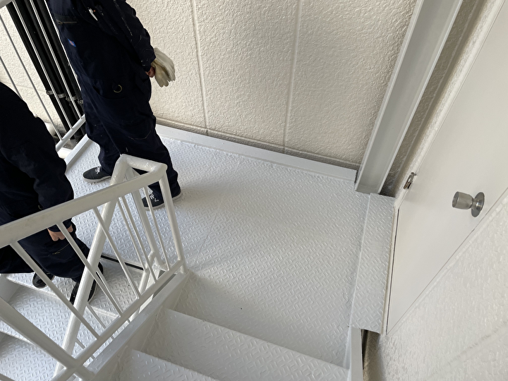 クリーンマイルドフッ素を塗装した後のテナントビルの踊り場