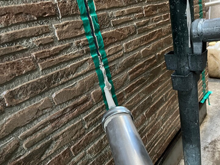 コーキングガンを使用し目地にシールの充填