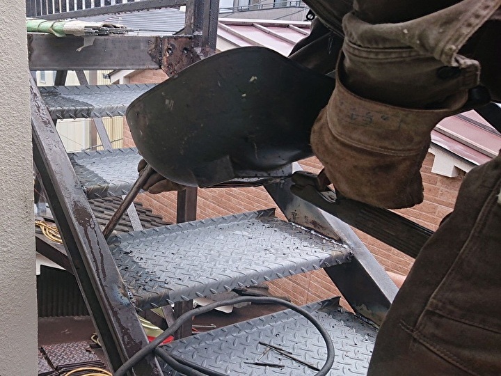 階段ステップの交換作業の風景