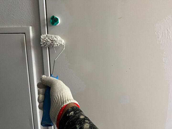 鉄扉へクリーンマイルドウレタンを使った塗装作業