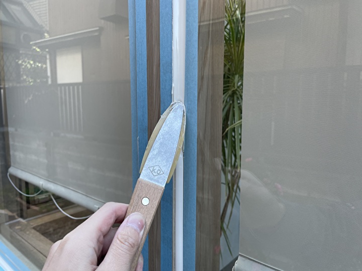 シーリング材の塗布後はラバー付きスポンジを使って均一に