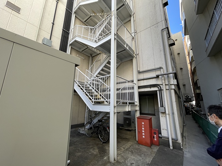5階建てテナントビルに設置された鉄骨階段