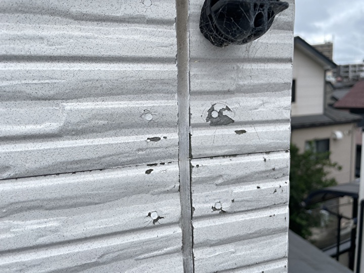 外壁表面に塗膜の剥がれやひび割れの症状が発生