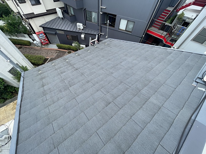 屋根材の表面塗膜は紫外線や雨風の影響で色褪せが発生