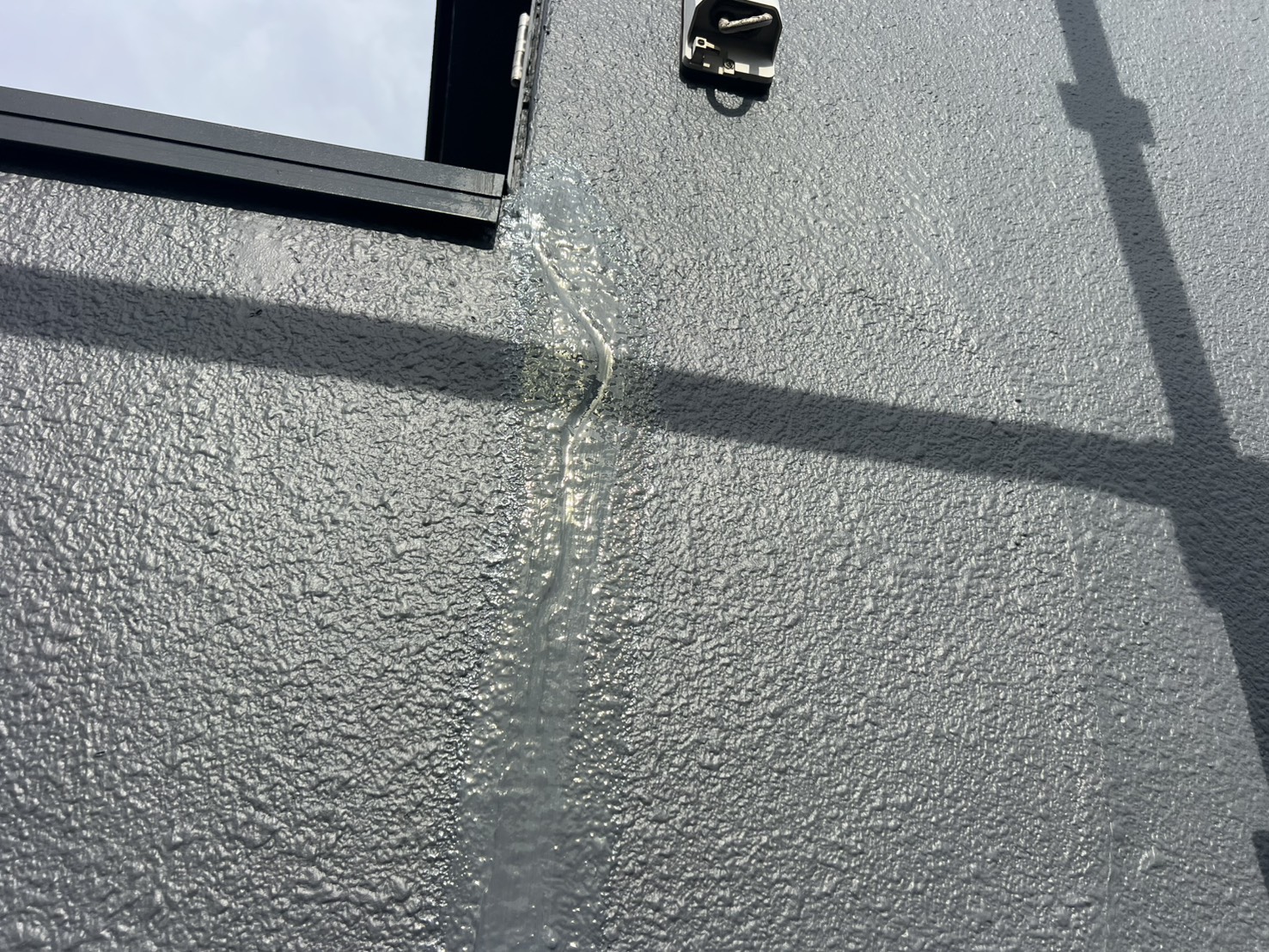 杉並区桃井にて外壁のクラックより雨漏りが発生！外壁のクラック補修とサッシ周りのシーリング増し打ち工事をおこないました！