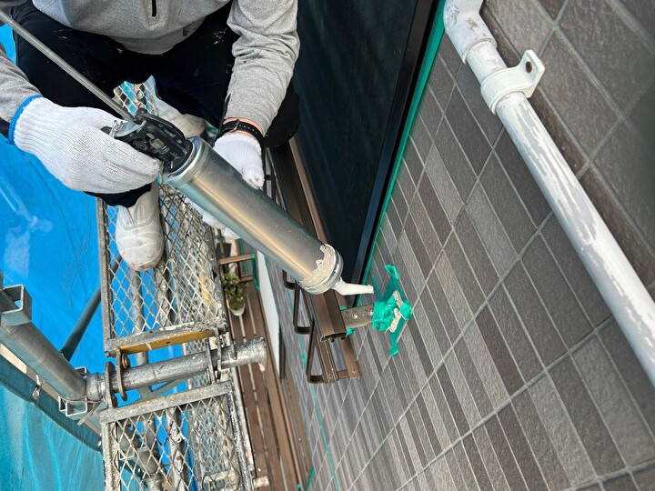 専用のガンを使用したシーリングの充填作業