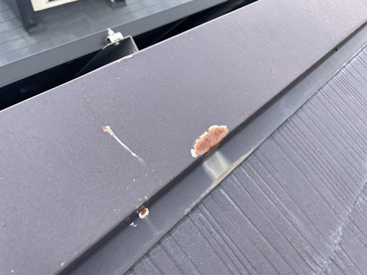 棟板金では塗装が剥がれて鉄が露出し錆が発生