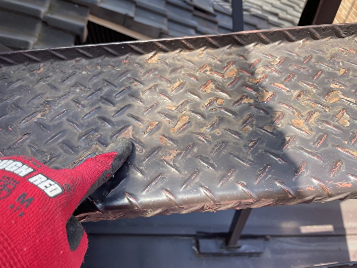 階段の塗装が剥がれてしまっている箇所では鉄部に錆が発生