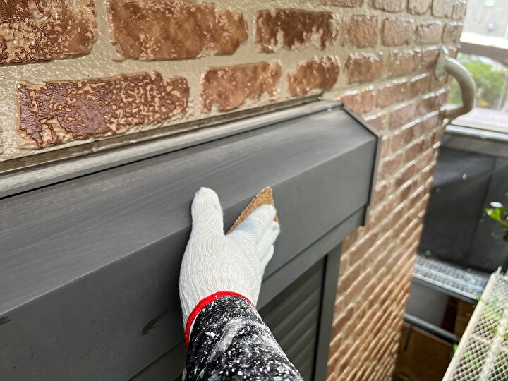 付帯部の下地処理の作業風景