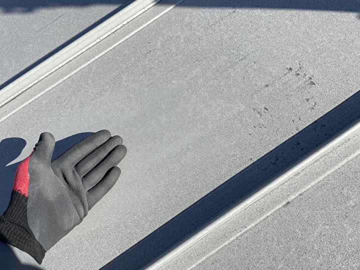 屋根の既存塗膜にチョーキングが発生