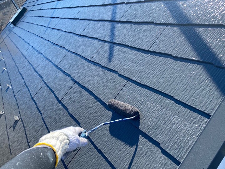 ヤネフレッシュFを使用した屋根の中塗りの作業風景